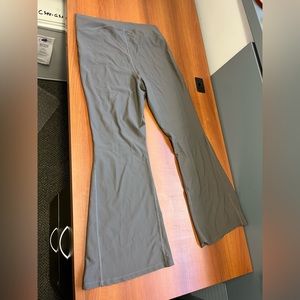 Old Navy Extra Hi-Rise Super-Flare go-dry leggings size XL